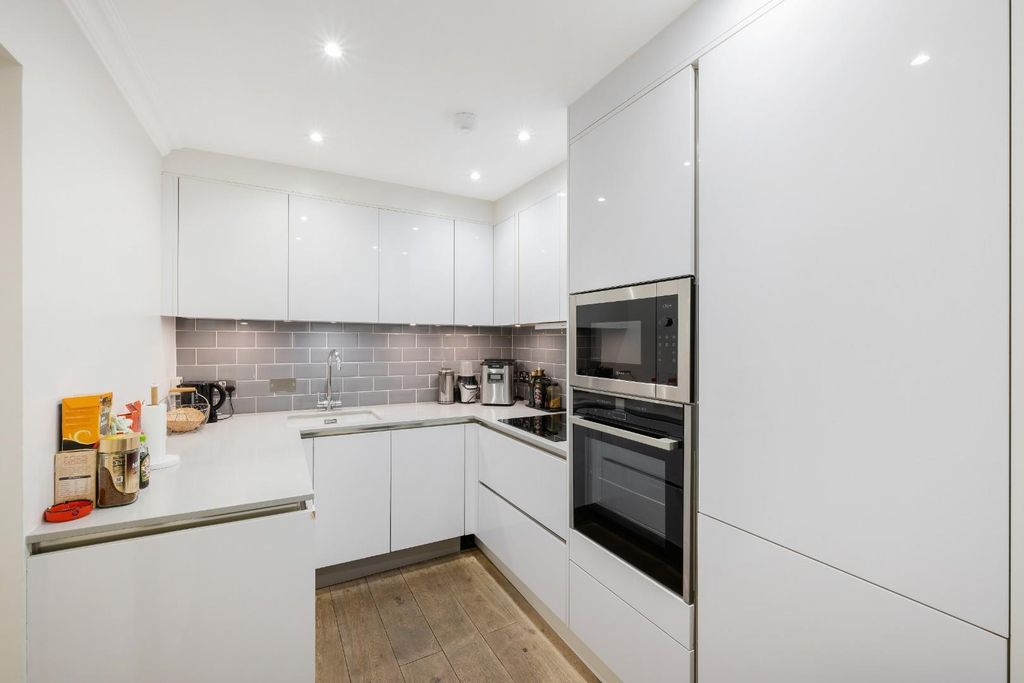Property photo 3 of 14 16 Eaton Mews North Hi-1.Jpg