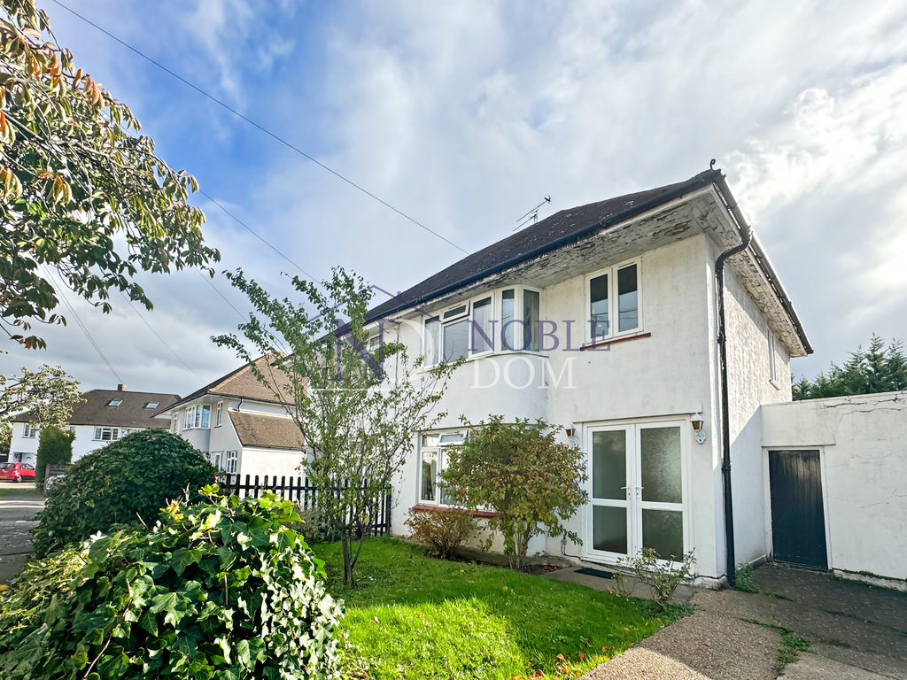 Property photo 1 of 10 3 Bedroom Semi-Detached House In Sunbury-On-Thames