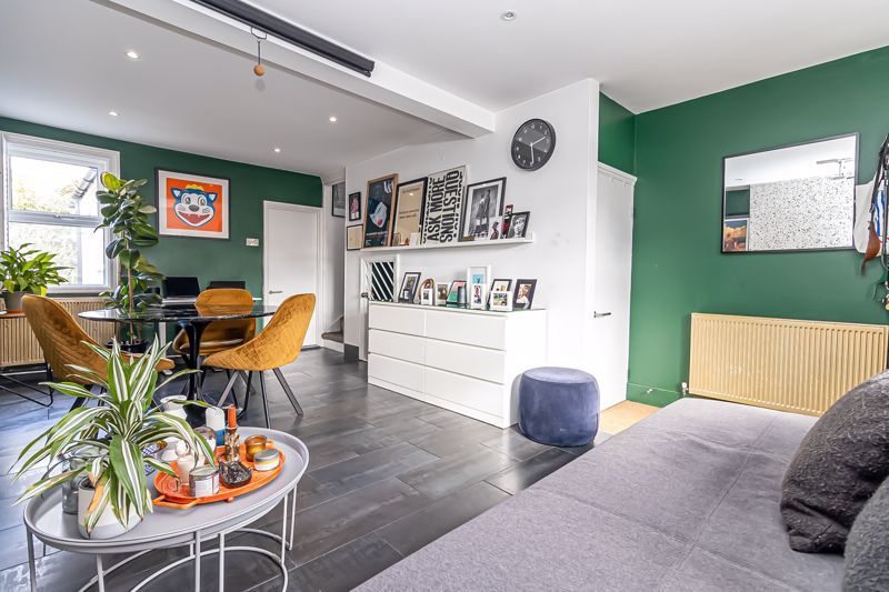 Property photo 2 of 19 .