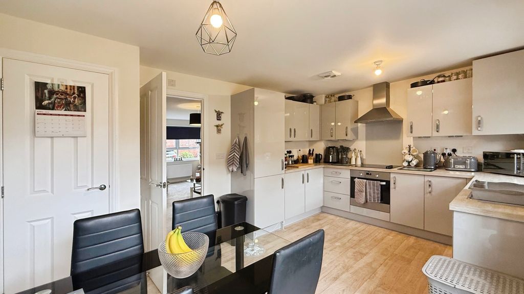 Property photo 3 of 14 Kitchen/Dining Room