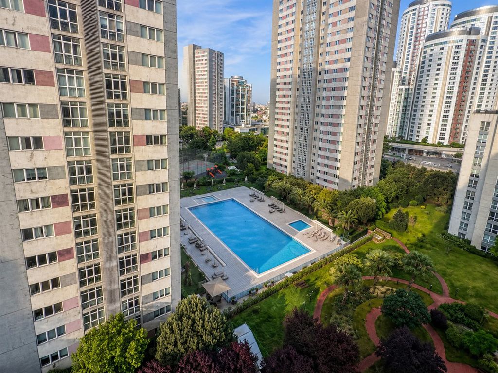 Property photo 2 of 17 Renovated Asian Istanbul Property For Sale - A Beautiful Complex With A Pool And Facilities