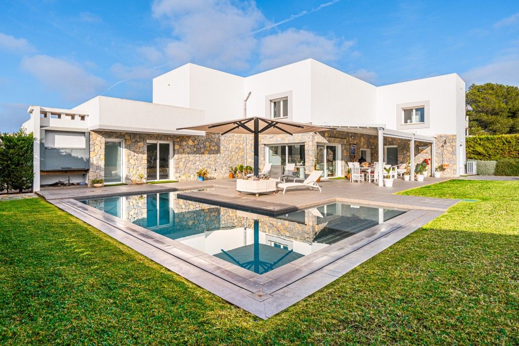 Property photo 1 of 20 Swimming Pool (1)