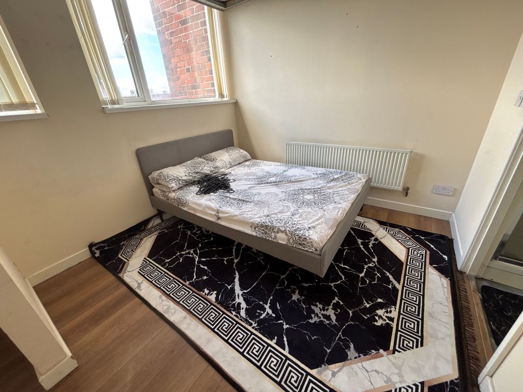 Property photo 3 of 12 Double Bed