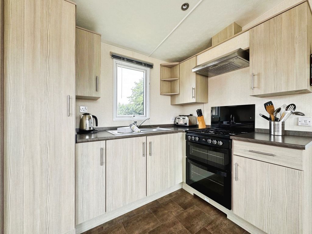Property photo 3 of 17 Kitchen