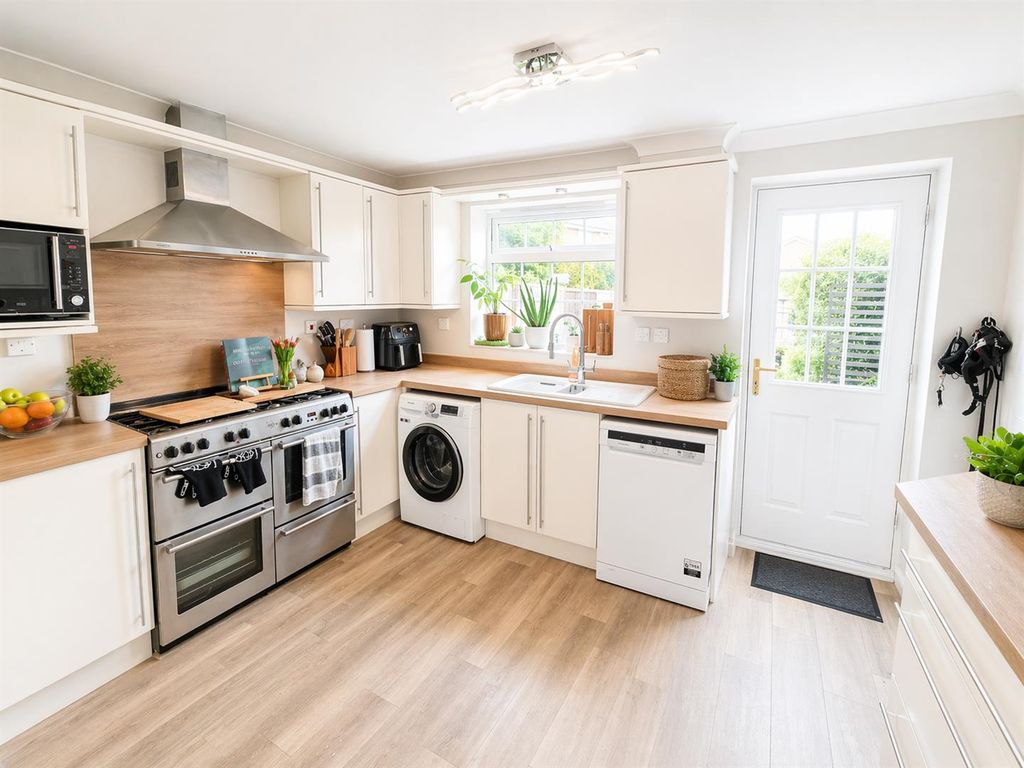 Property photo 3 of 16 Kitchen