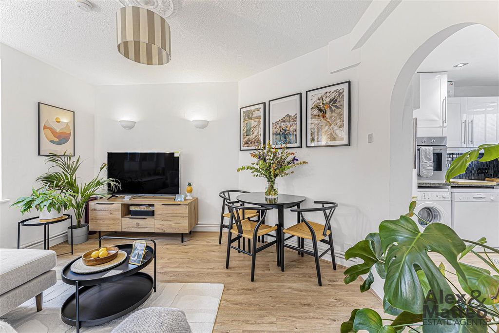 Property photo 3 of 17 Southwark Park Road