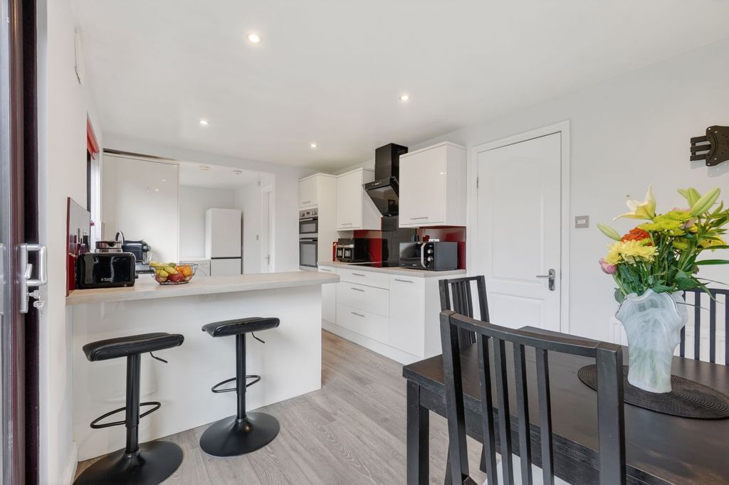 Property photo 3 of 33