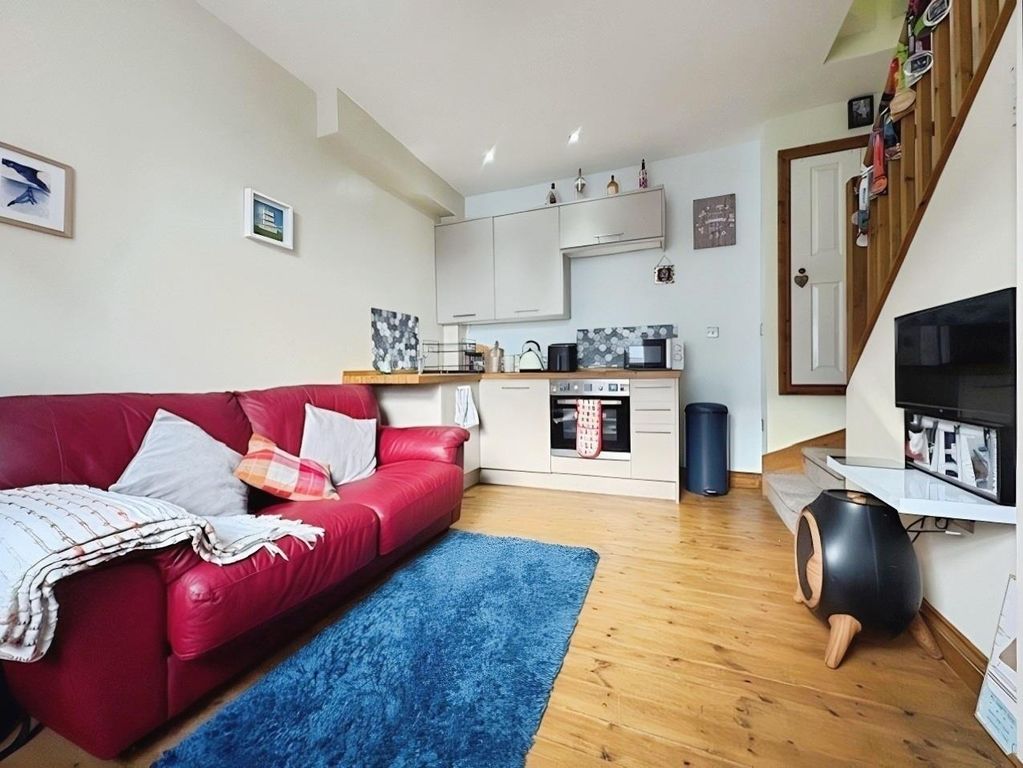 Property photo 2 of 7 1Fd3913B-Lounge 201.Jpg