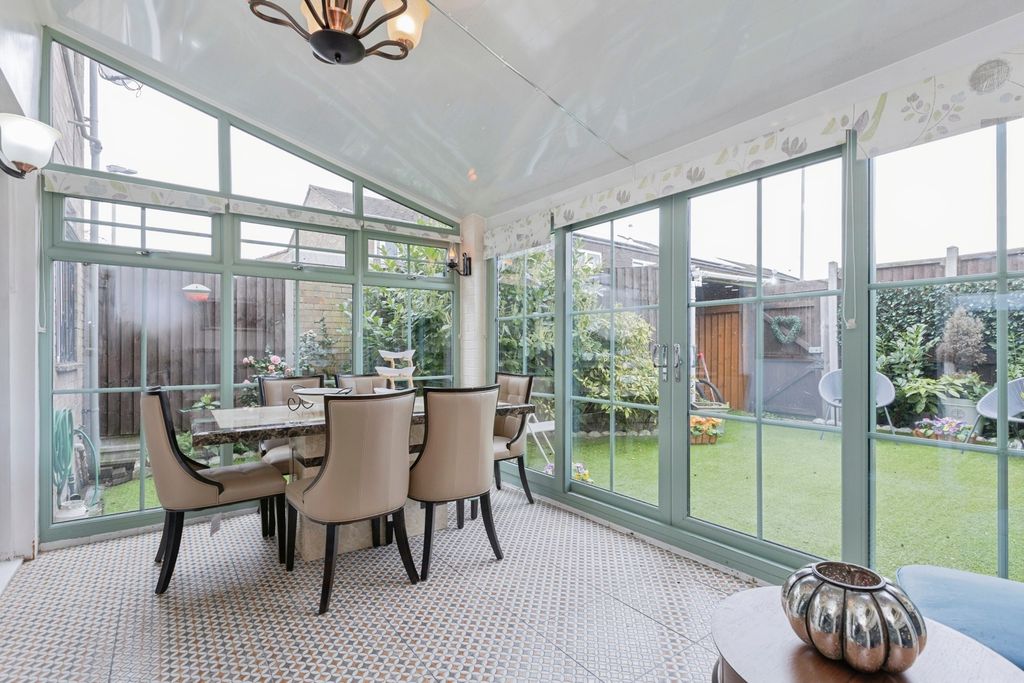 Property photo 2 of 19 Conservatory