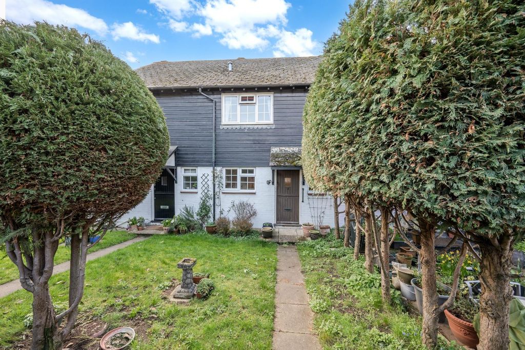 Property photo 1 of 15 Middle Close