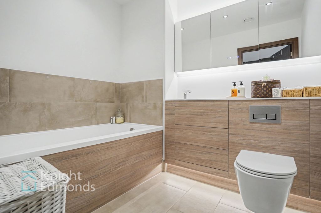 Property photo 2 of 14 En Suite