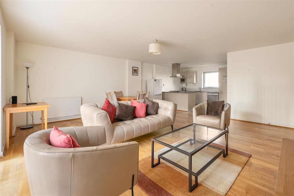 Property photo 1 of 24 Queen Mary Avenue, E18