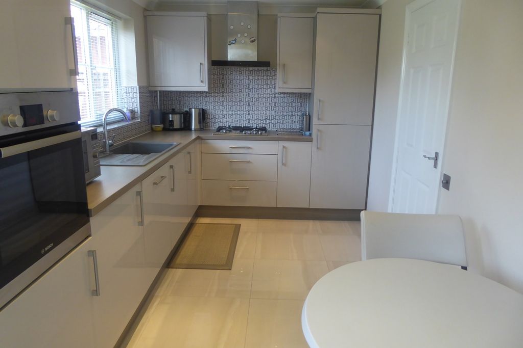 Property photo 3 of 9 Kitchen