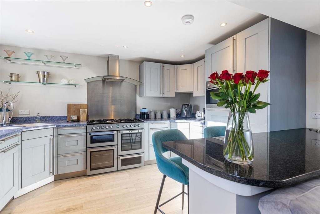 Property photo 2 of 21 A09 - 7 Oakwood Close Dartmouth - 251117.Jpg