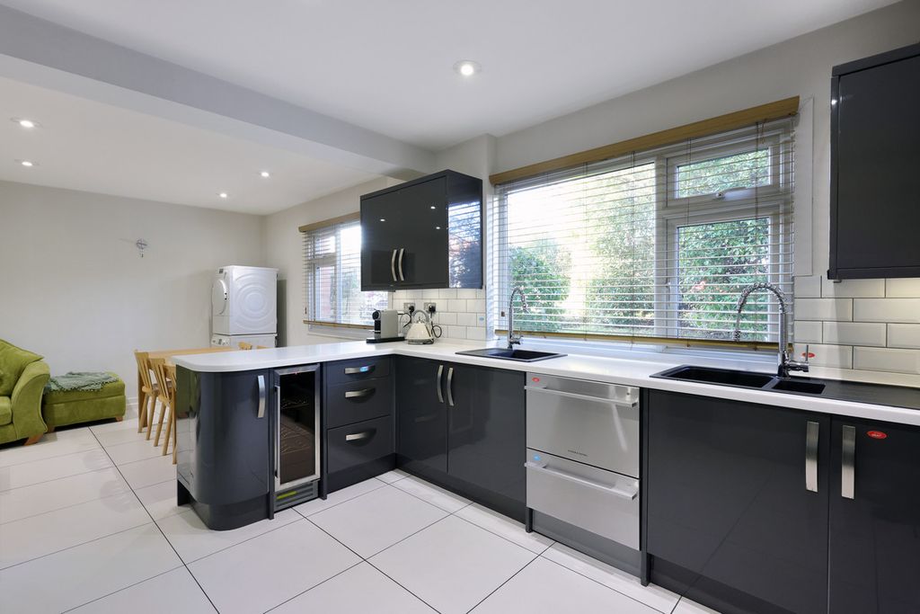 Property photo 3 of 27