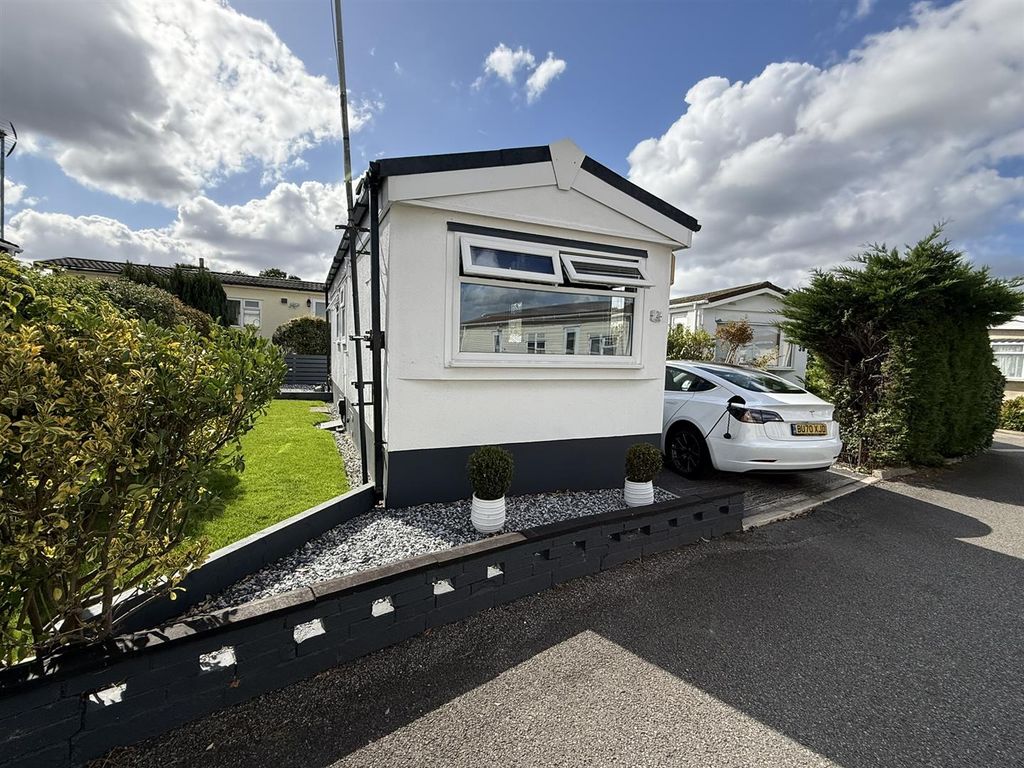 Property photo 1 of 10 Elstree Park