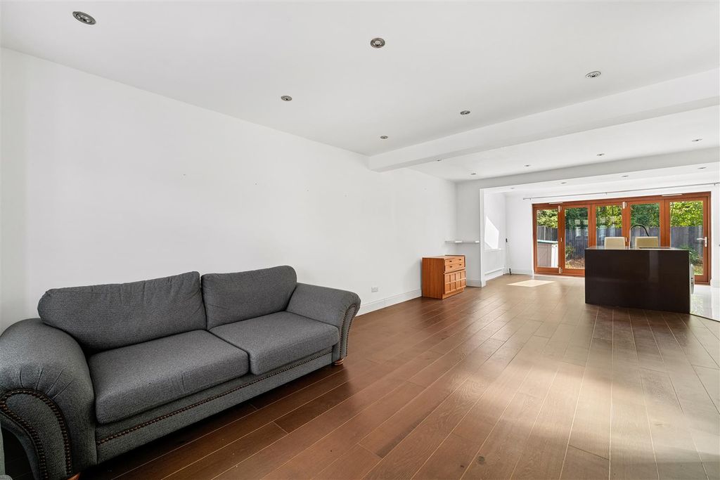 Property photo 3 of 11 Willow Gardens, 4.Jpg