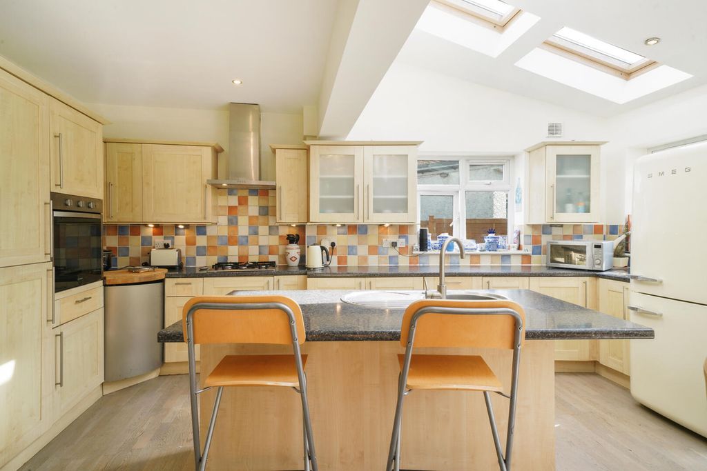 Property photo 3 of 17 Kitchen