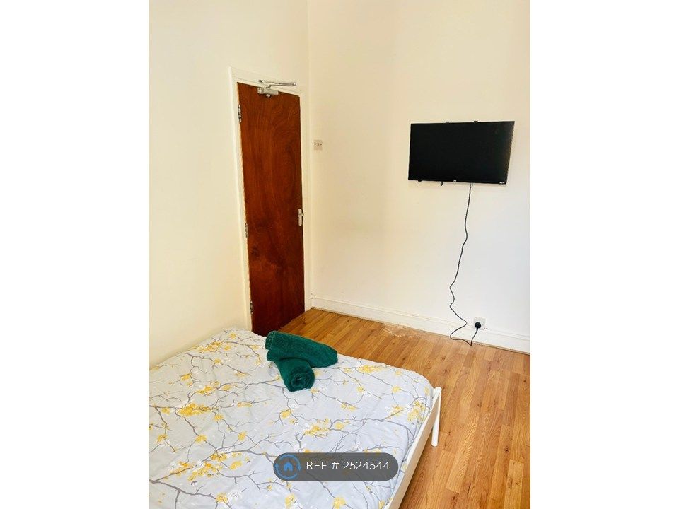 Property photo 3 of 17 Room 2