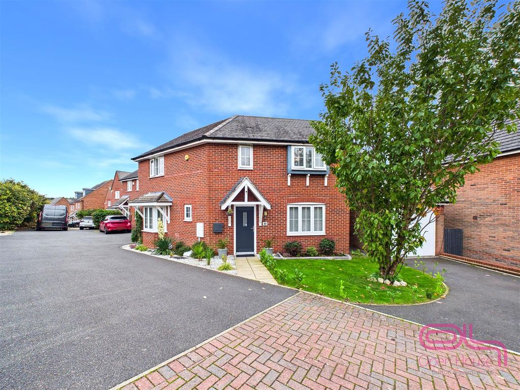 Property photo 3 of 32 Suffolk Way, Church Gresley (1).Jpg