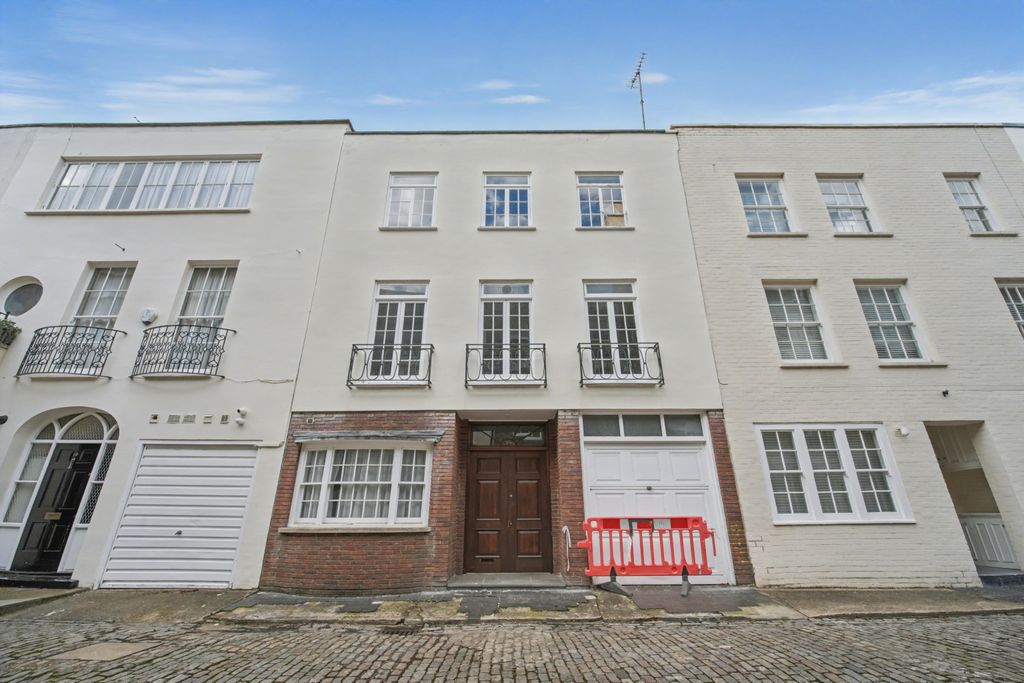 Property photo 1 of 21 39 Eaton Mews South, Belgravia, London, Sw1W 9Hr