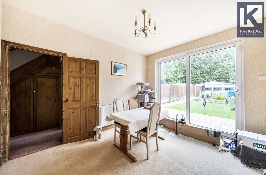 Property photo 2 of 14 Stoneleigh Avenue Kt4 8Yb