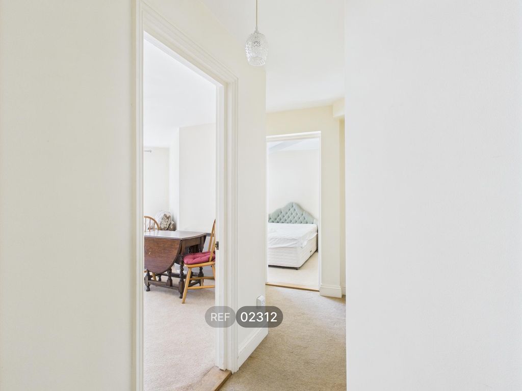 Property photo 2 of 11 Hallway