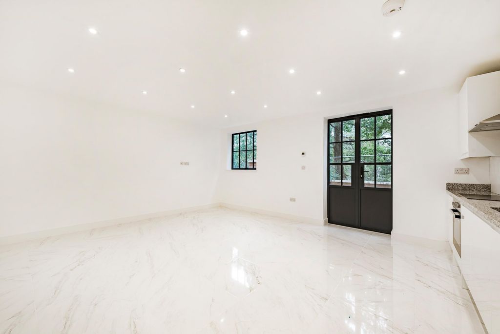 Property photo 2 of 6 Living Room / Kitchen
