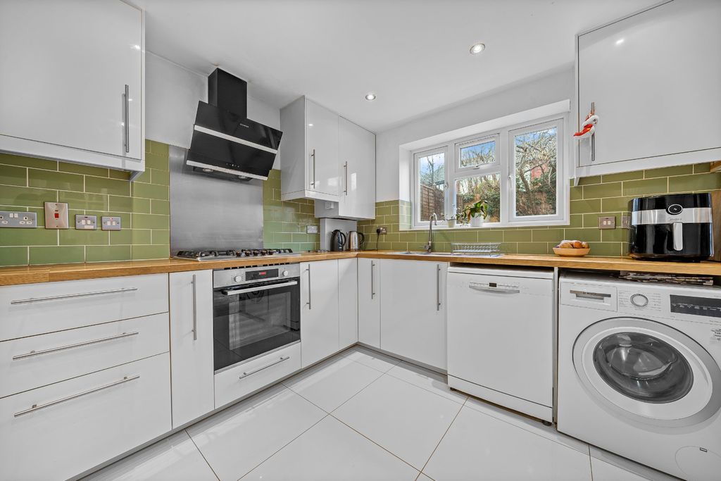 Property photo 2 of 25 Kitchen