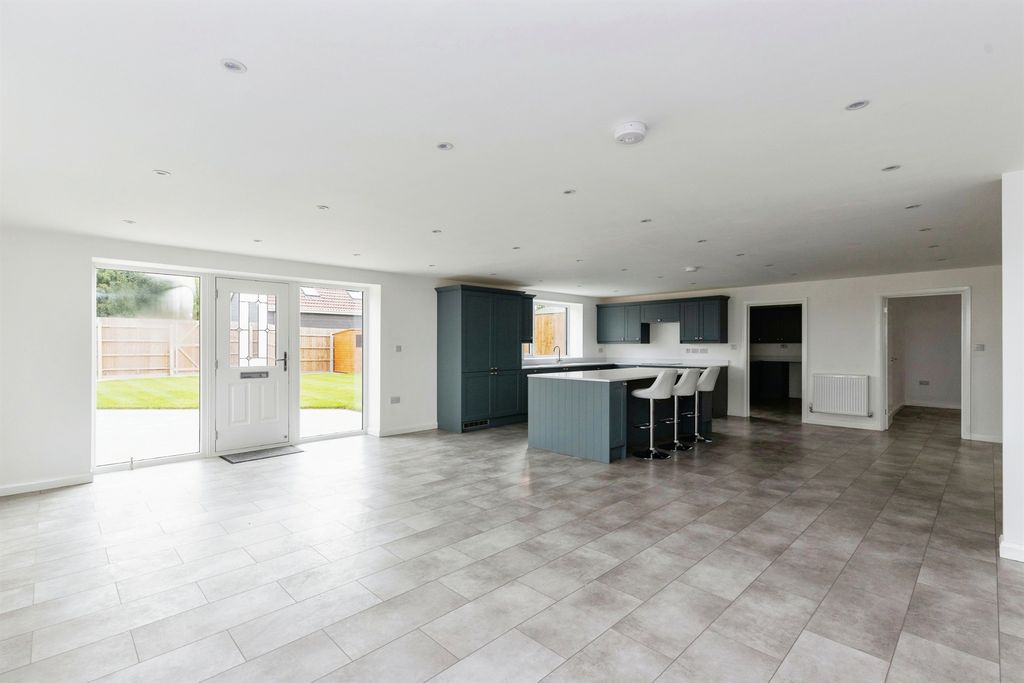 Property photo 3 of 10 Kitchen