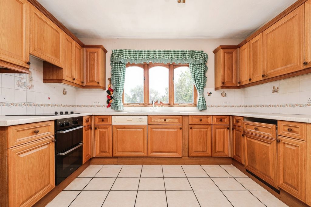 Property photo 3 of 19 Kitchen