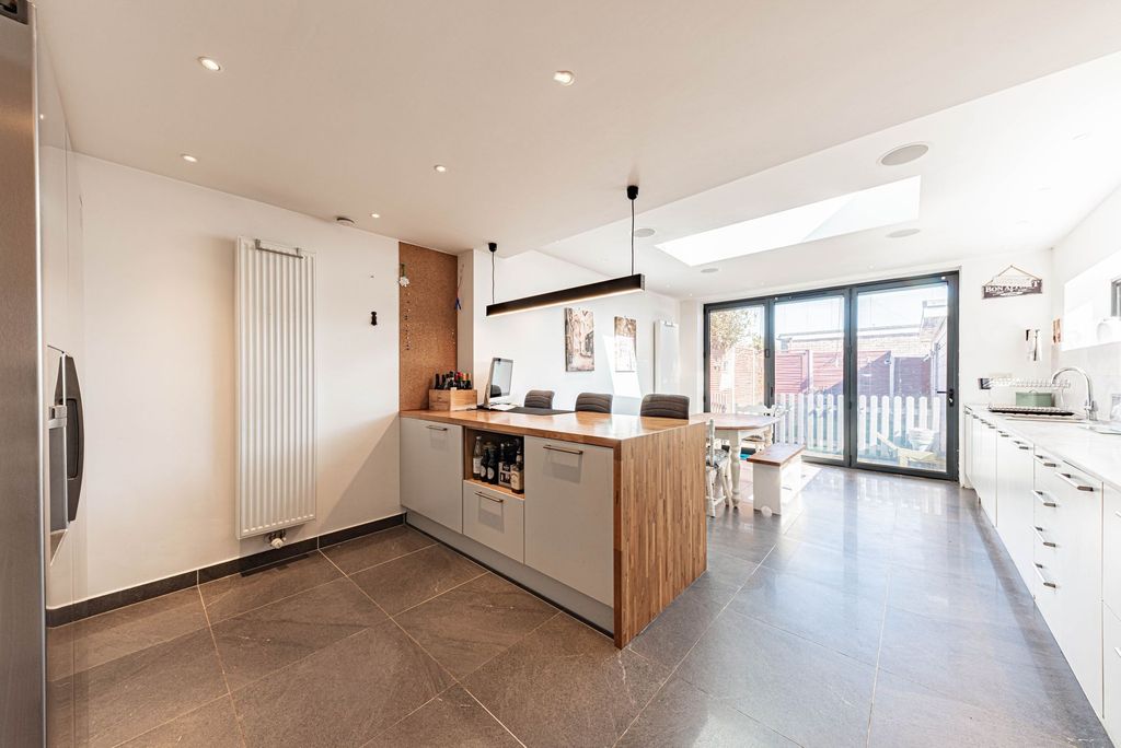 Property photo 3 of 20 Kitchen/Dining Room (1)