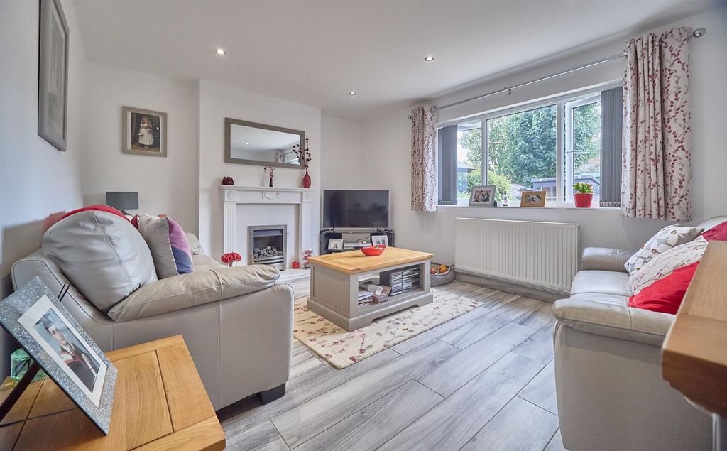 Property photo 3 of 19 Calver Cres_9.Jpg
