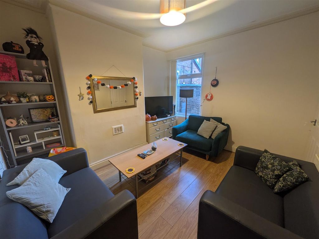 Property photo 2 of 16 Lounge
