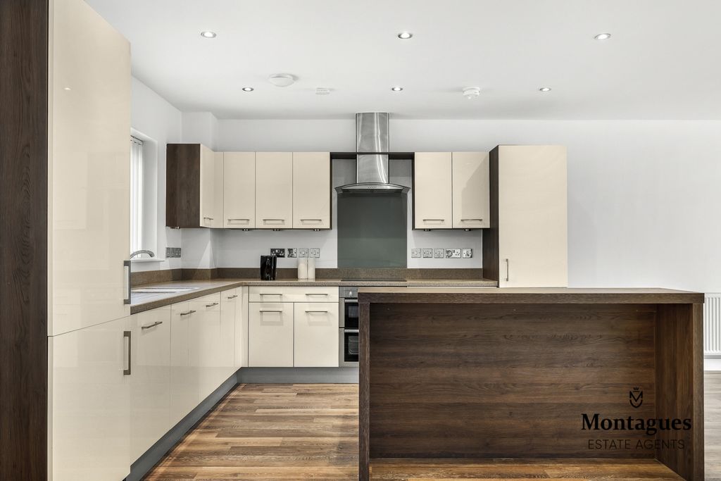 Additional image 5 of 2 bed flat for saleCentre Drive, Epping CM16