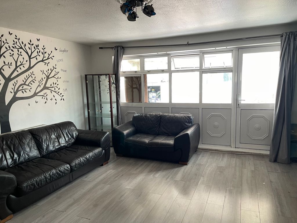 Property photo 2 of 4 LIV Manor