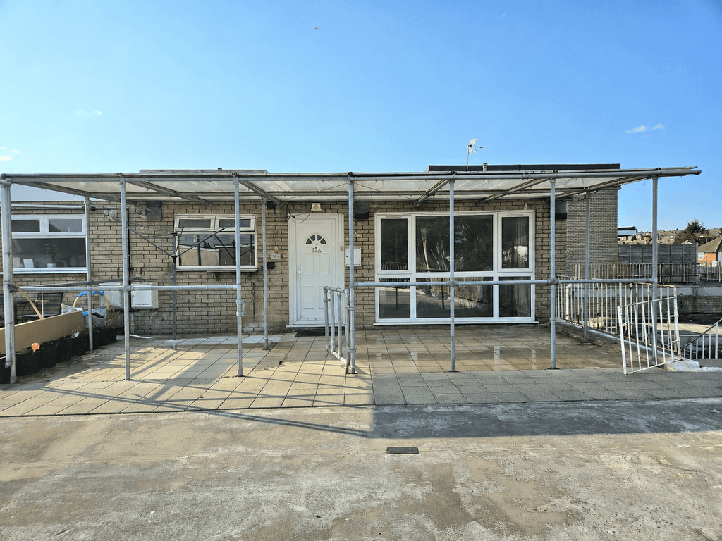 Property photo 1 of 8 Spacious 3-Bedroom Flat In A Convenient Location