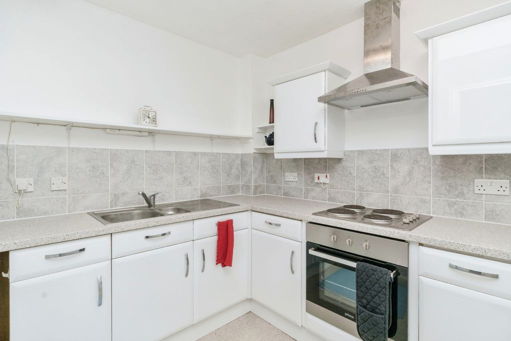 Property photo 3 of 10 Kitchen