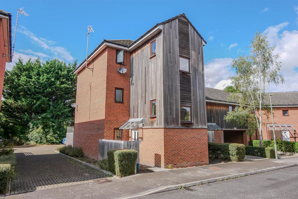 Property photo 1 of 7 Approach