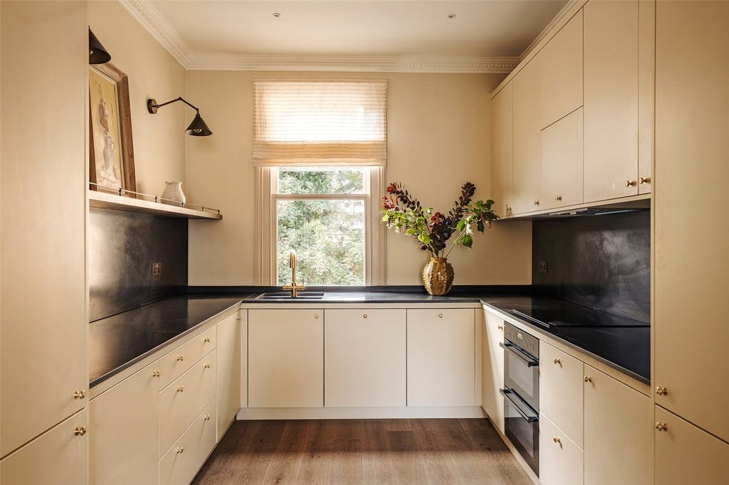Property photo 3 of 11 Kitchen