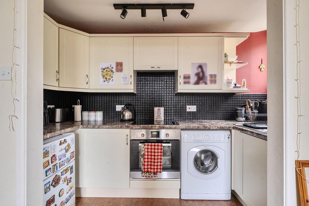 1 bed flat for saleMarket Square, Axminster EX13 photo 4