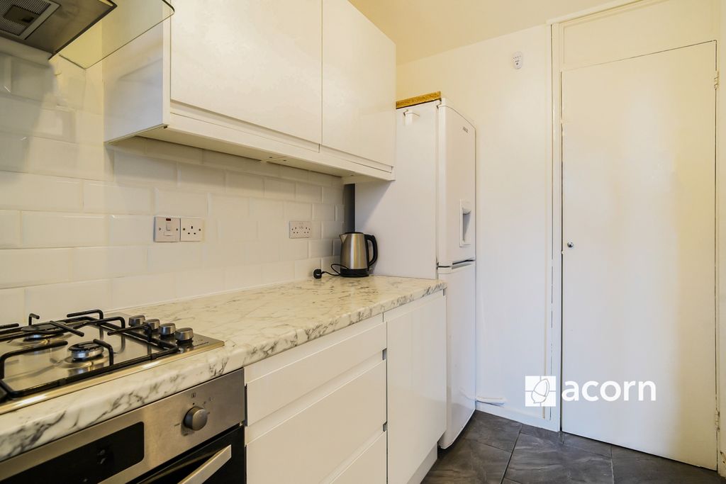 Property photo 3 of 10 Kitchen