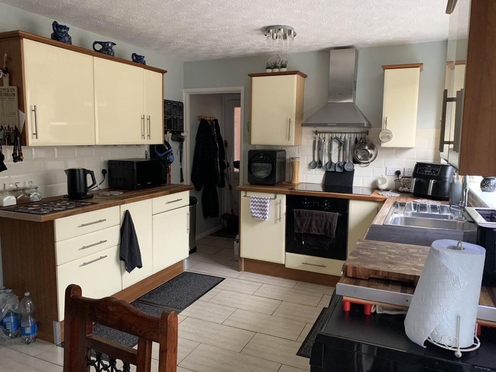 Property photo 2 of 21 Kitchen