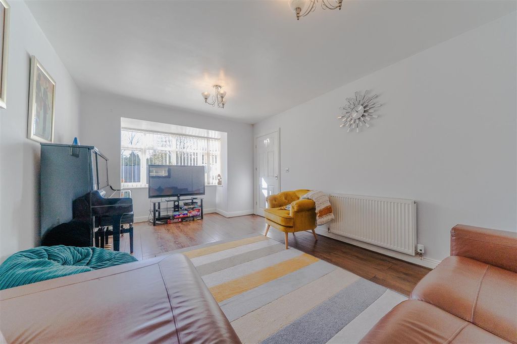 Property photo 2 of 24 Lounge