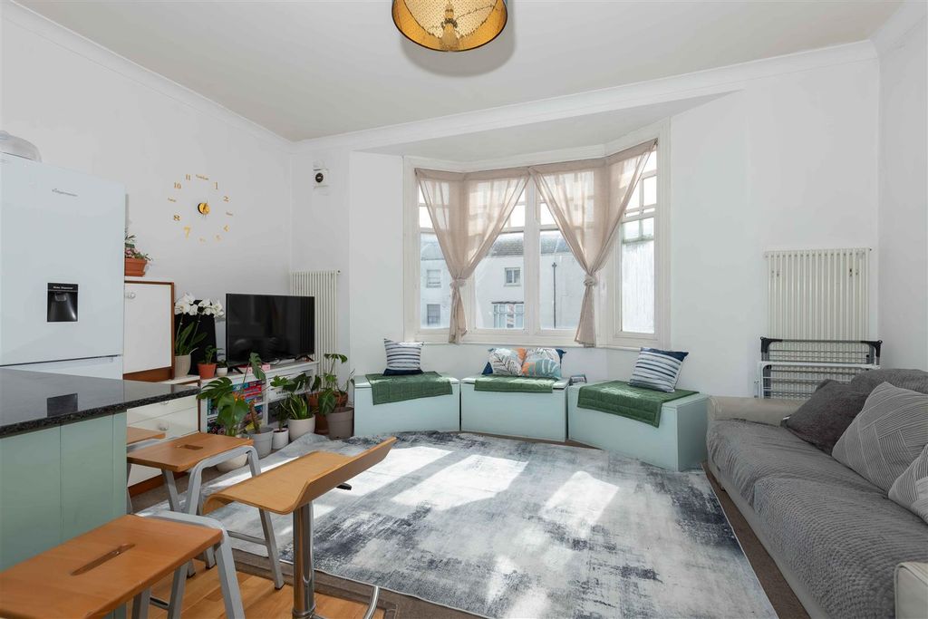 Property photo 2 of 8 Brighton Rd_5.Jpg