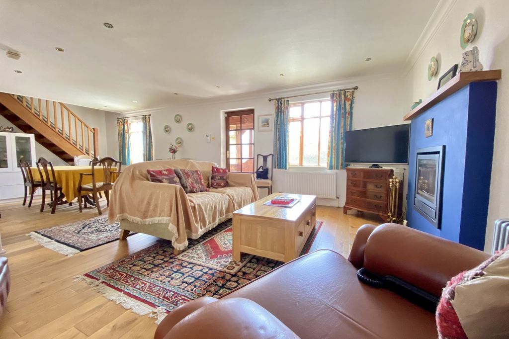 Property photo 3 of 25 Gallery