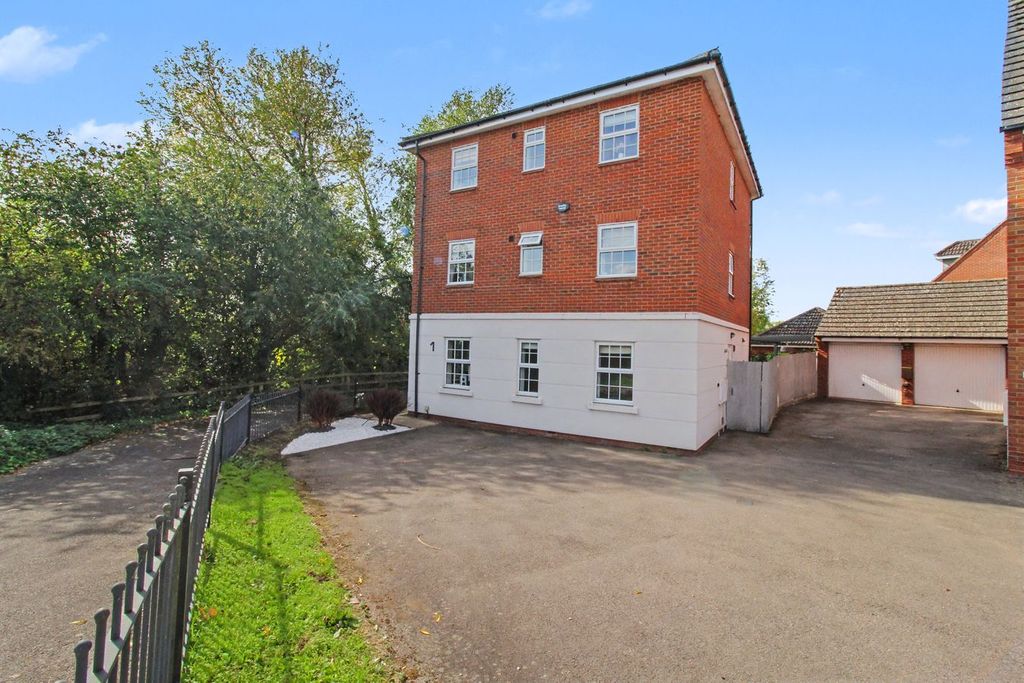 Property photo 2 of 24