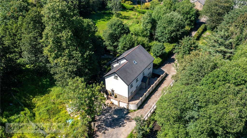Property photo 1 of 43 Green Surrounds