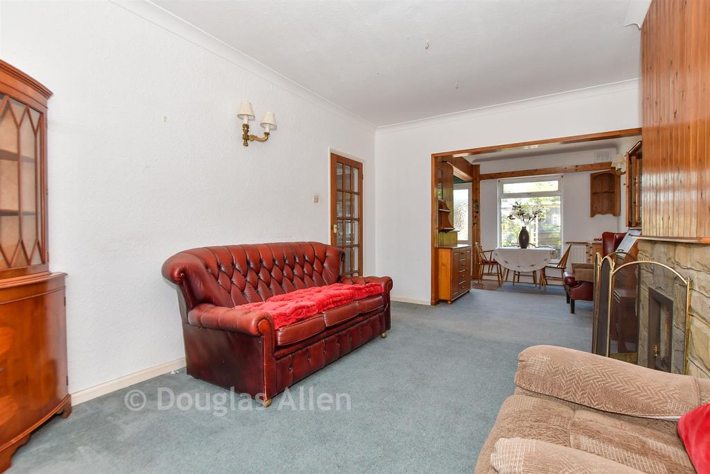 Property photo 3 of 12 Lounge
