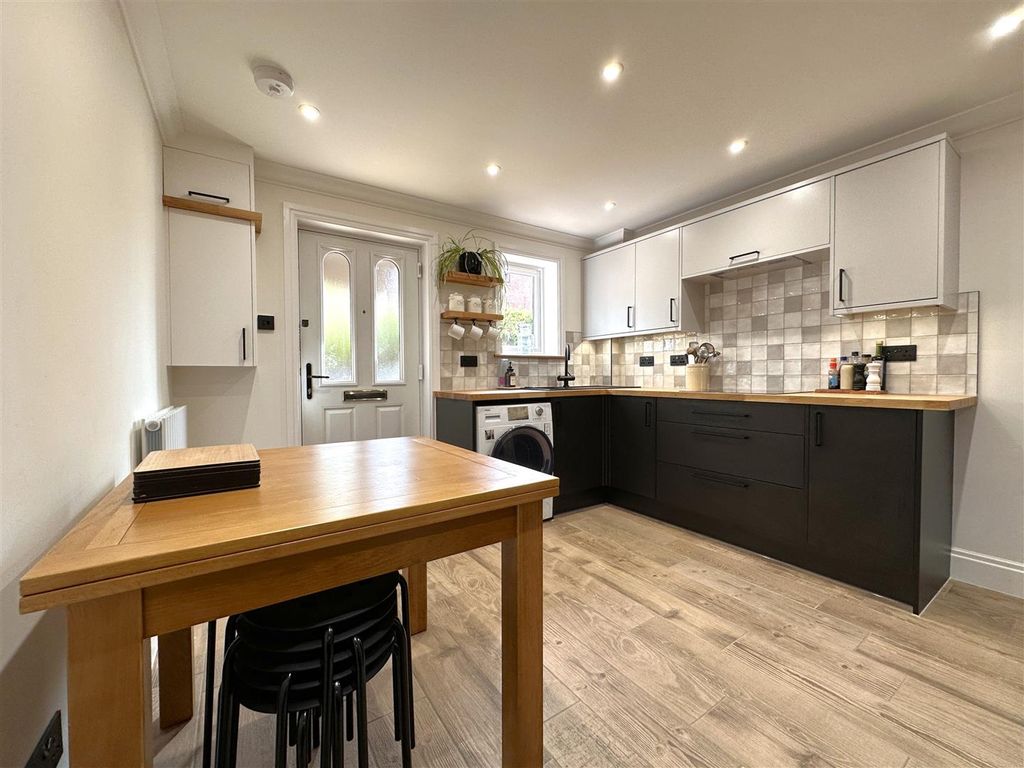 Property photo 2 of 20 Magnificent Dining Kitchen 607